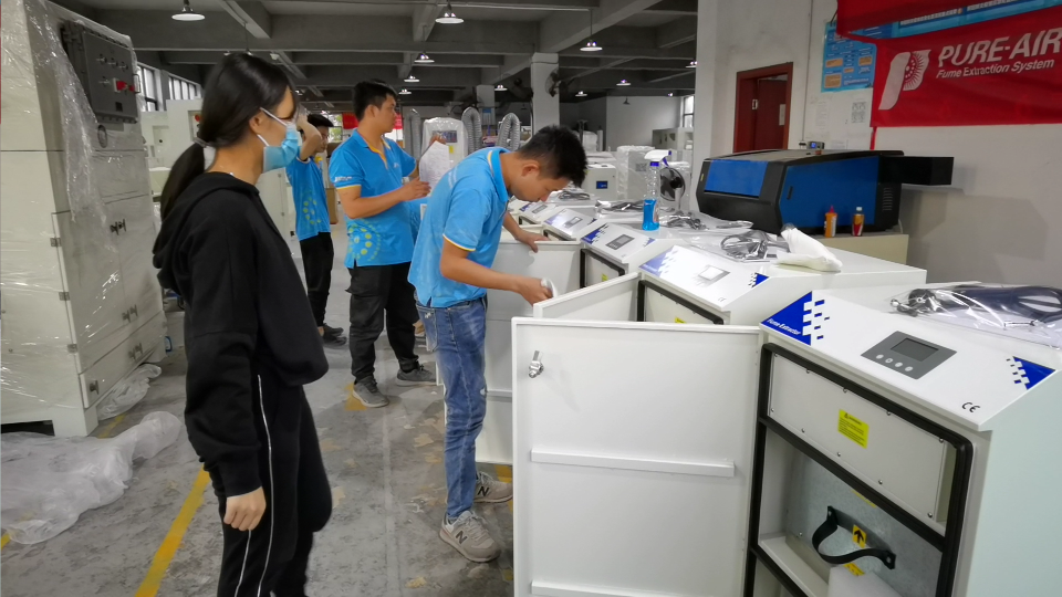 拋光車間除塵器，執(zhí)信環(huán)保為工業(yè)加工提供除塵設(shè)備。